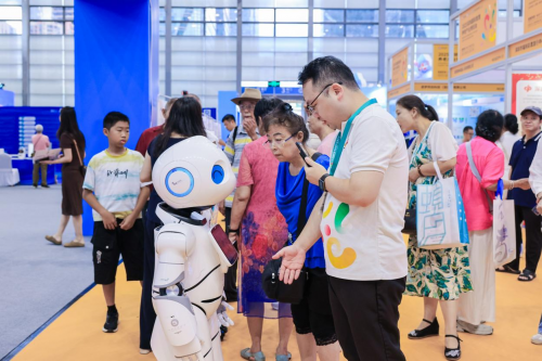 以科技赋能养老——首届深圳康养机器人大赛助力打造银发产业新高地(图4)