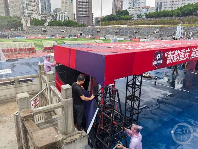 工作人员冒雨“装扮”大田湾、投放60多个移动公厕“渝超”与你不见不散(图2)