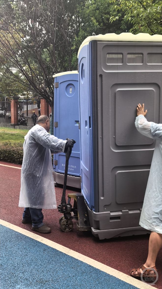 工作人员冒雨“装扮”大田湾、投放60多个移动公厕“渝超”与你不见不散(图4)