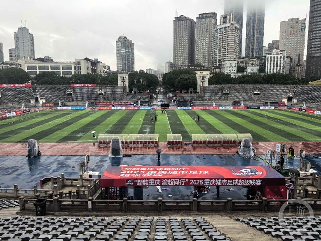 工作人员冒雨“装扮”大田湾、投放60多个移动公厕“渝超”与你不见不散(图5)