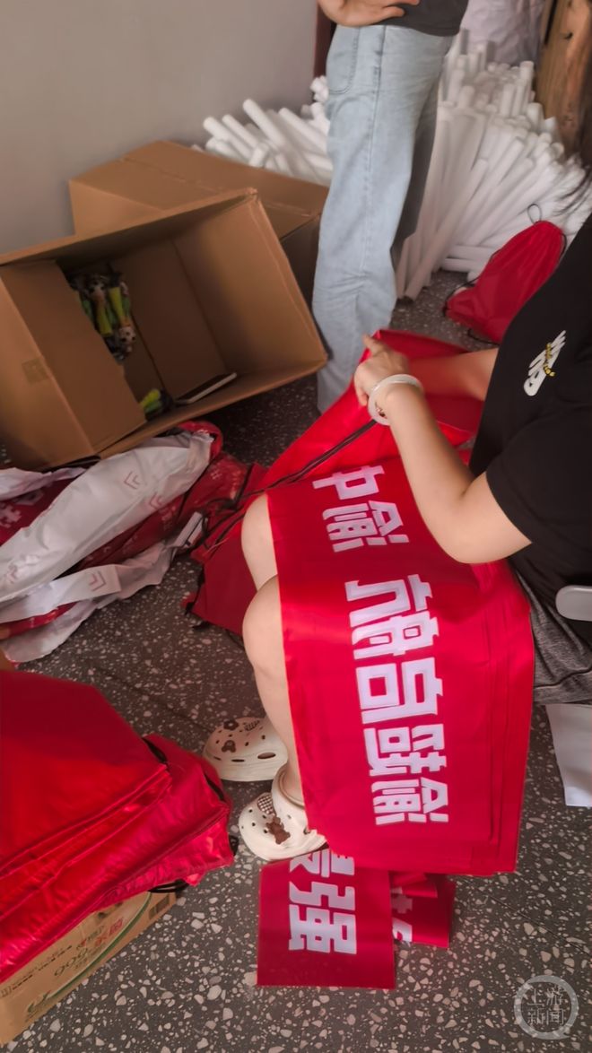 工作人员冒雨“装扮”大田湾、投放60多个移动公厕“渝超”与你不见不散(图3)