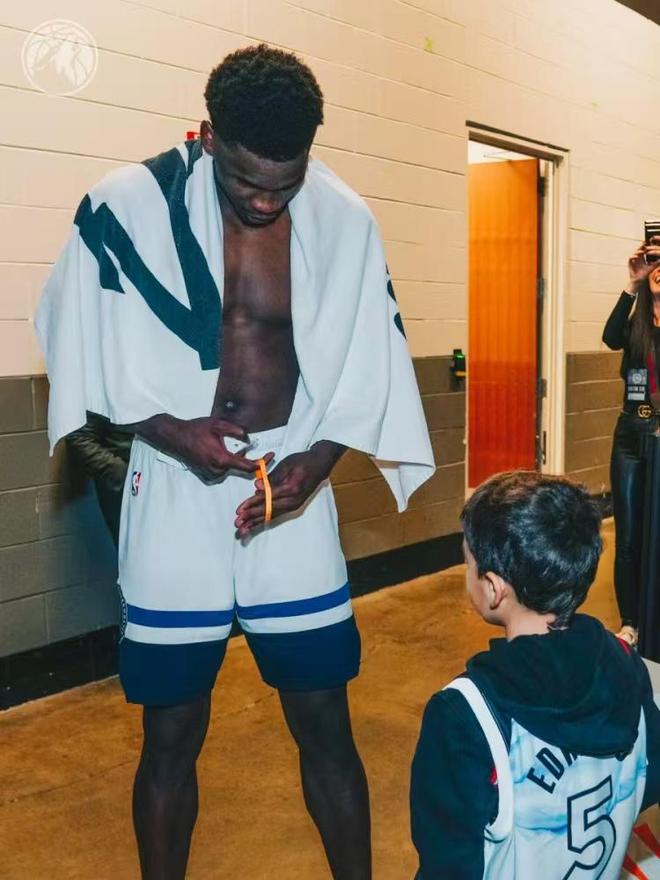 人品值得称赞奇迹如约而至！爱德华兹又被联盟重罚阿迪广告跟进(图1)