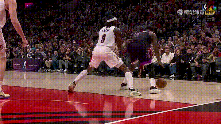 人品值得称赞奇迹如约而至！爱德华兹又被联盟重罚阿迪广告跟进(图4)