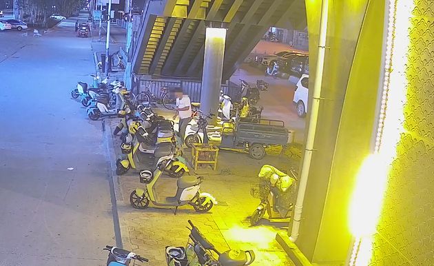 “成人电影”“深夜福利”……共享单车上惊现大量涉黄涉诈广告(图3)