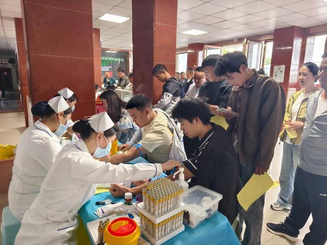 省总工会移动体检车开进威宁为新就业形态劳动者保健护航(图2)