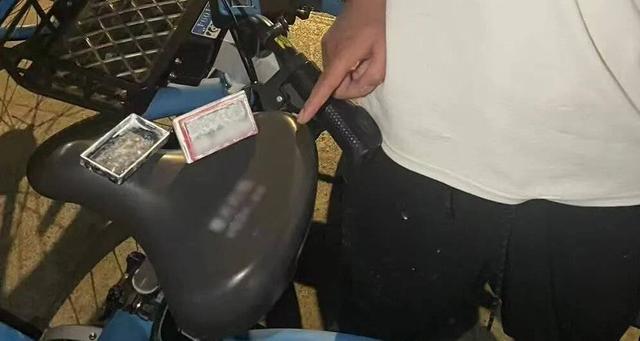 把共享单车当“移动广告牌” 盖印涉黄涉诈小广告 成都一男子被警方采取强制措施