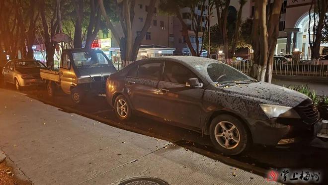 免费停车位被“僵尸车”“广告车”长期霸占梅城这些路段该管管了！