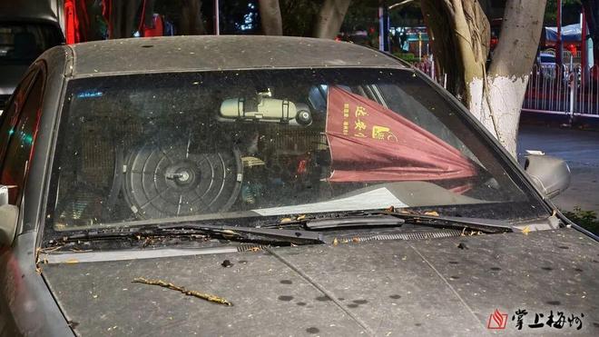 免费停车位被“僵尸车”“广告车”长期霸占梅城这些路段该管管了！(图3)