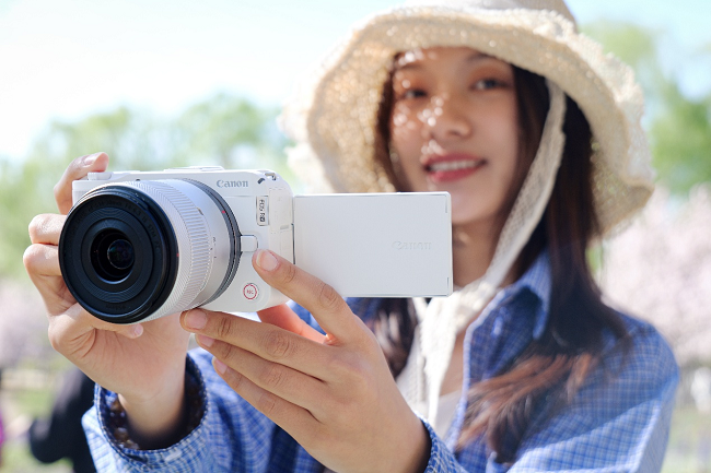 2025新款佳能R50V 评测：Vlog 与拍照双修的性价比微单首选(图2)