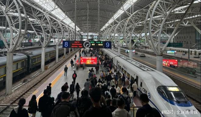 南京站出站扶梯楣头灯箱广告：枢纽客流的高效触达之道